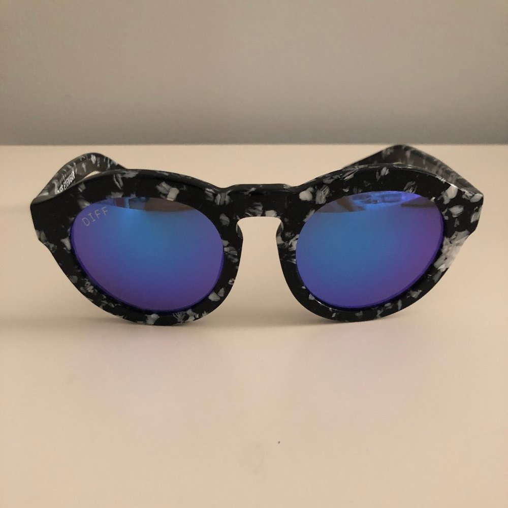 Diff singlasses - blue lenses